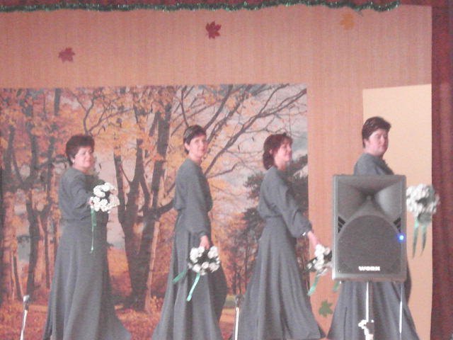 Deja ar ziediem sievišu izpildījumā